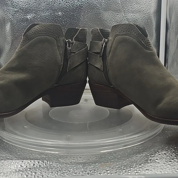 A Vince Camuto womens Olive Green ankle boots size 6W - Picture 6 of 15